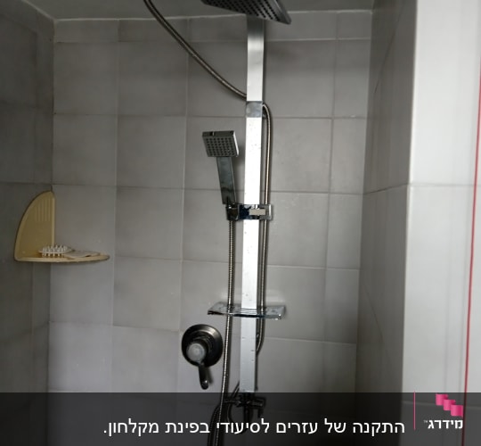 ראש מקלחת מרובע עם צינור מתכת על קיר אריחים